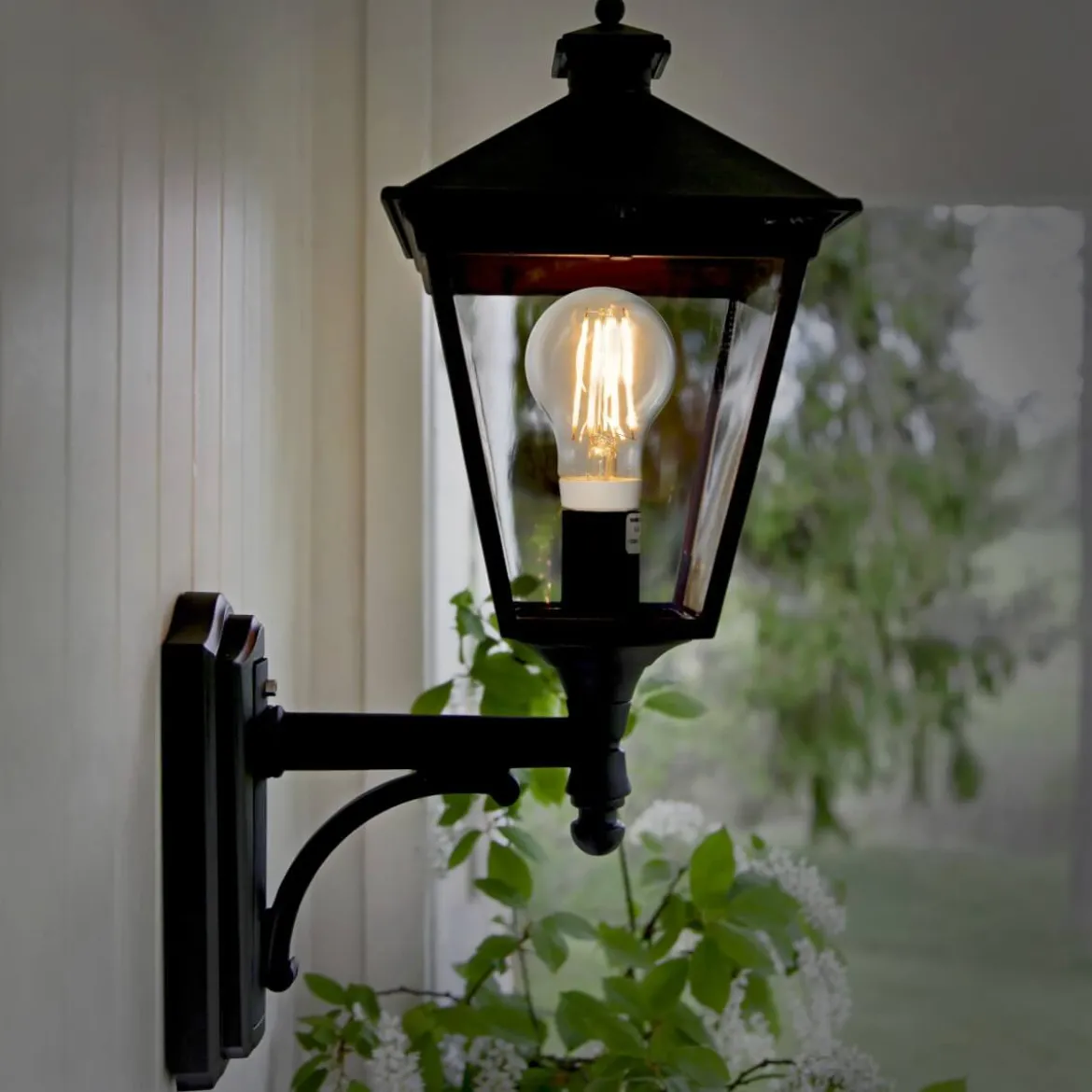 E27 Normal Sensor Klar 8W 2700K 1050lm LED-Lampa