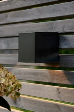 WALLY CUBE Vägglykta Solcell 10cm Svart